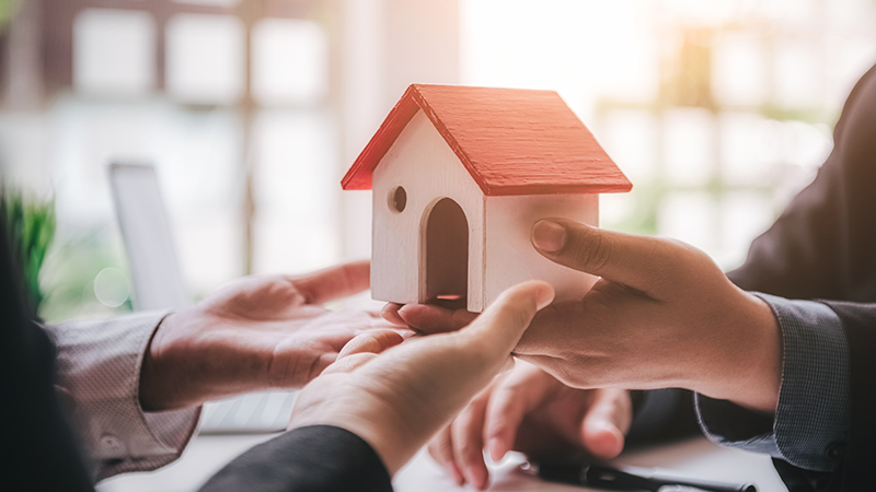 close-up mani che si scambiano una casa